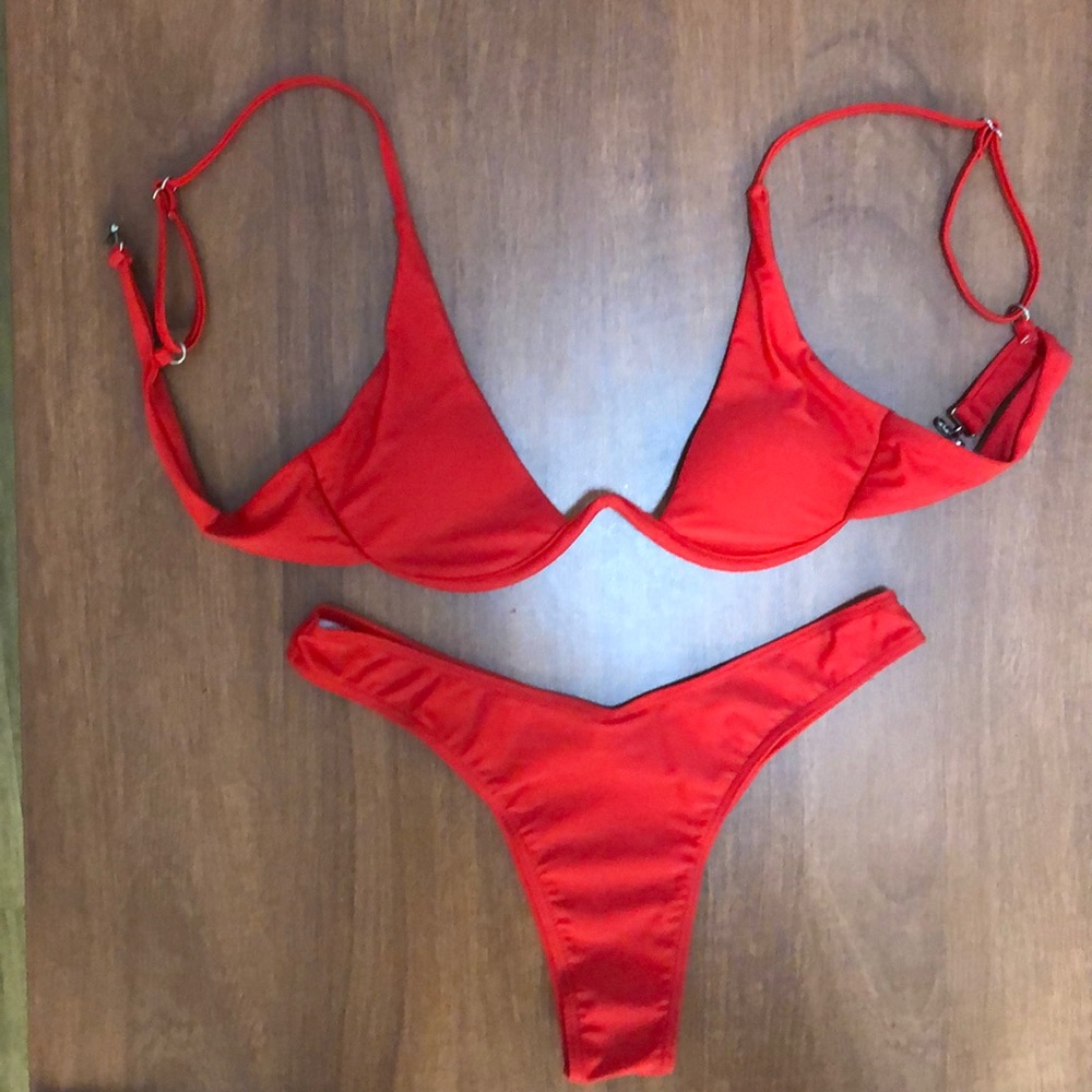 Underwire bikini and thong bottoms set